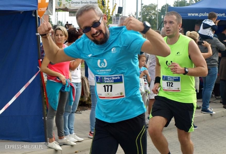 <span class="red bld f16">I Bieg o Skarb Średzki w Środzie Śląskiej</span> - w październiku przy Średzkim Parku Wodnym zgromadziło się wielu fanów sportu. Prawie 250 biegaczy przebiegło 10 kilometrową trasę. Organizatorem wydarzenia był Ośrodek Sportu i Rekreacji oraz Gmina Środa Śląska. Główną nagrodę - kufer z 150 kopiami groszy praskich - ufundował OSiR w Środzie Śląskiej.

<br />
Treść SMS: <span class="red bld f16 pr20">TC.EM.C09</span>