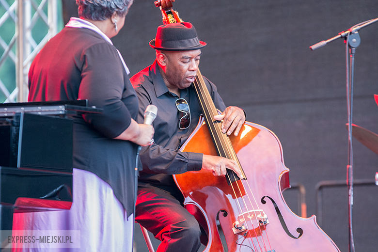 <span class="red bld f16">Koncert 'Pod prąd - ze Szczecina do Wrocławia' w Malczycach</span> - w czerwcu teren dawnej przeprawy promowej w Malczycach rozbrzmiewał muzyką klasyczną i jazzową. Na scenie pojawili się muzycy jazzowi z Deborah Brown na czele. Główne wydarzenia odbywały się tuż przy Odrze, a strażacy z OSP Malczyce oferowali mieszkańcom bezpłatne rejsy po rzece ich pontonem. 

<br />
Treść SMS: <span class="red bld f16 pr20">TC.EM.C12</span>