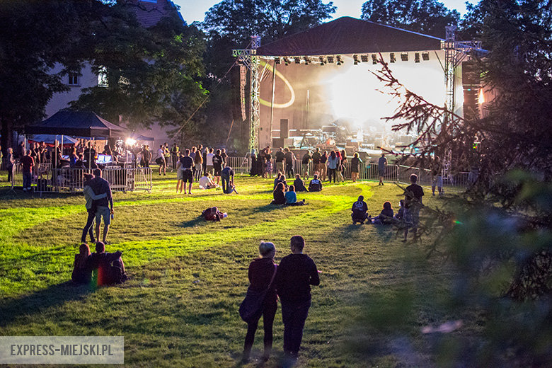 <span class="red bld f16">Festiwal Uwolnić Muzykę</span> - mieszkańcy najdalszych zakątków Środy Śląskiej mogli usłyszeć rockowe brzmienia. Ich epicentrum znajdowało się na terenie ośrodka szkolno-wychowawczego przy Kajakach. Organizatorem piątej edycji festiwalu Uwolnić Muzykę było starostwo powiatowe i Mirosław Chołda. Co roku na scenie występują zespoły grające ostry rock, ale pojawiają się też takie, które prezentują jego lżejsze wydanie.

<br />
Treść SMS: <span class="red bld f16 pr20">TC.EM.C07</span>