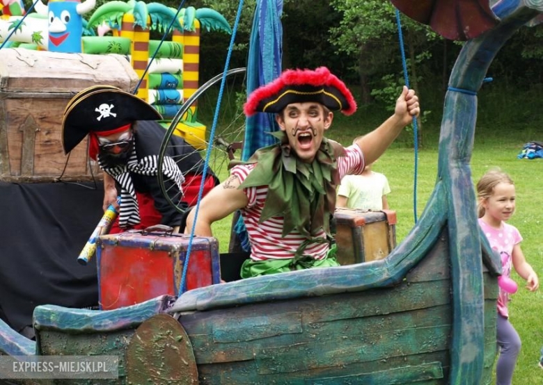 <span class="red bld f16">I Powiatowy Dzień Dziecka</span> - impreza odbyła się na boisku w Ośrodku Szkolno-Wychowawczym w Środzie Śląskie, a organizatorem było starostwo powiatowe. Dla najmłodszych mieszkańców powiatu przygotowano mnóstwo atrakcji: spektakl cyrkowy „Przygody pirata Drabinki”, dmuchańce, pokazy puszczania gigantycznych baniek czy loteria fantowa. Na każdego uczestnika czekały darmowe lody, kiełbaski i soczki. Podczas imprezy odbyły się warsztaty plastyczne, które poprowadziły pracownice średzkiego muzeum.

<br />
Treść SMS: <span class="red bld f16 pr20">TC.EM.C10</span>