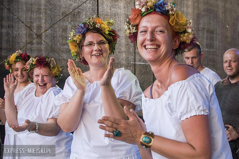 <span class="red bld f16">Święto Wina w Mieście Skarbów</span> - organizatorami kultowego już wydarzenia w mieście był Dom Kultury oraz gmina Środa Śląska. Zapewniono atrakcje dla najmłodszych: dmuchańce, trampoliny, huśtawki, baseny czy malowanie buziek. Na starszych uczestników imprezy czekały stoiska z lokalnym winem i miodami pitnymi. Głównymi atrakcjami były koncerty: Moniki Lewczuk, Mesajah, Poparzeni Kawą Trzy, Future Folk i Feel. Po raz pierwszy odbył się także Festiwal Rękodzieła.

<br />
Treść SMS: <span class="red bld f16 pr20">TC.EM.C14</span>