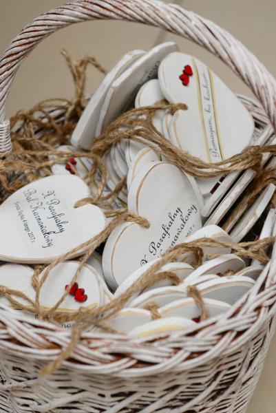 Wyjątkowa pamiatka z balu - serduszka wykonane przez uczestników Warsztatów Terapii Zajęciowej