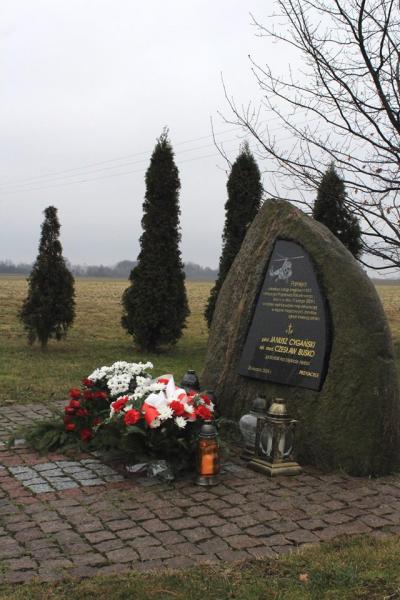 Złożenie kwiatów pod obeliskiem