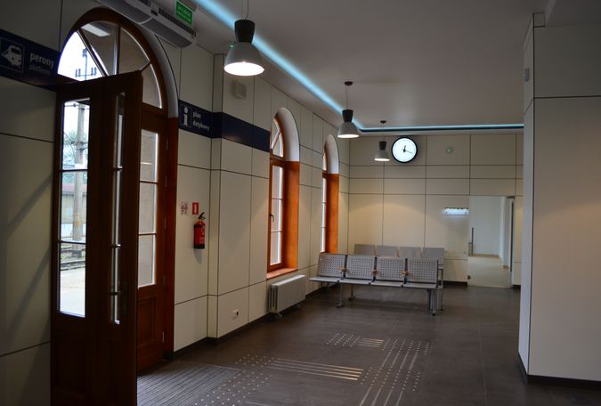 Wyremontowany w 2014 roku dworzec w Brzegu Dolnym