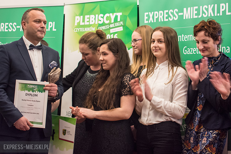 Od lewej: Sebastian Burdzy i reprezentantki drużyny Skarby Polonia Środa Śląska