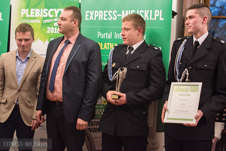 Laurynas Vaičiūnas oraz druhowie z OSP Pichorowice - zwycięzcy w kat. Wydarzenie Roku 2016 za organizację 70-lecia jednostki
