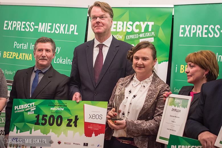 Thomas Boettger - dyrektor zarządzający XEOS oraz przedstawiciele sołectwa Mieczków - zwycięzców w kat. Sołectwo 2016 Roku