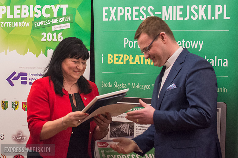 Małgorzata Kowalska oraz ks. Bartłomiej Polański - laureat pierwszego miejsca w kat. Osobowość Roku 2016