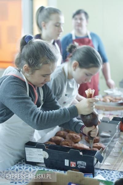 Pączki przygotowywały panie i najmłodsi mieszkańcy z Juszczyna
