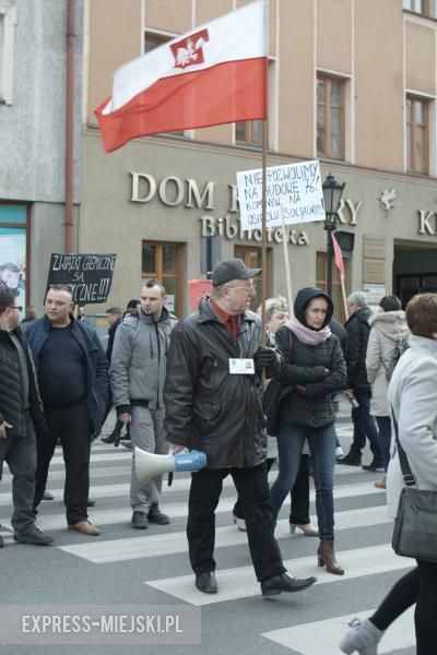 Protest na przejściu dla pieszych pod ratuszem