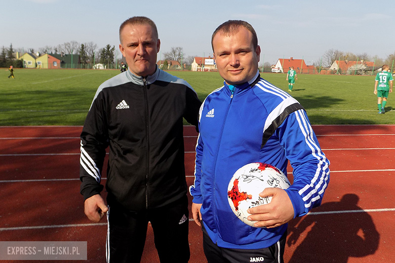 Piłkę z autografami piłkarzy WKS-u udało się wylicytować Polonii Środa Śląska