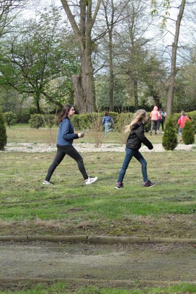 Uczniowie polowali na jajka w parku w Udaninie