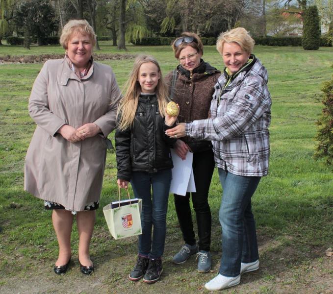 Uczniowie polowali na jajka w parku w Udaninie
