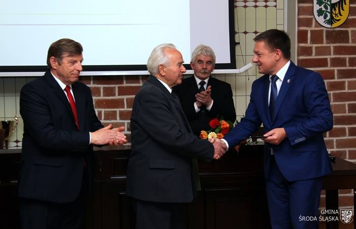 Wręczenie medalu na gminnej sesji