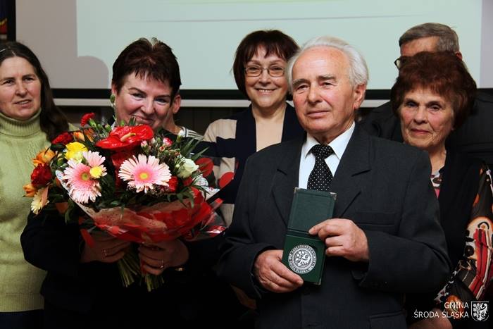 Wręczenie medalu na gminnej sesji