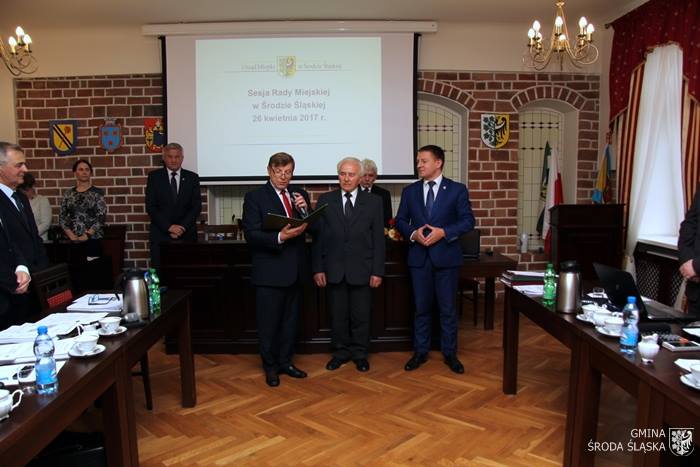 Wręczenie medalu na gminnej sesji