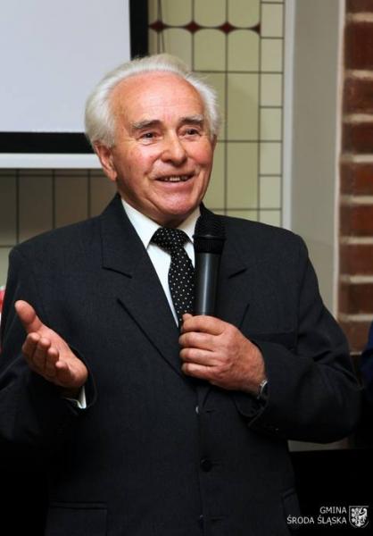 Wręczenie medalu na gminnej sesji