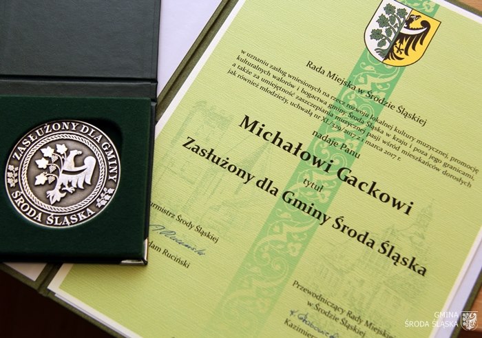 Wręczenie medalu na gminnej sesji