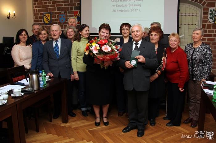 Wręczenie medalu na gminnej sesji