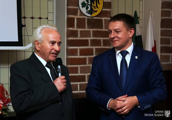 Wręczenie medalu na gminnej sesji