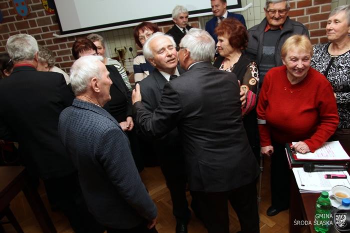 Wręczenie medalu na gminnej sesji