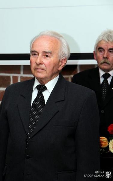 Wręczenie medalu na gminnej sesji