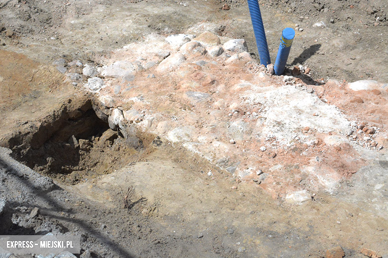 Fragmenty pręgierza na średzkim rynku