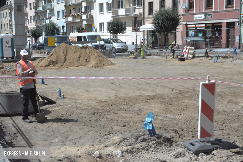 Fragmenty pręgierza na średzkim rynku