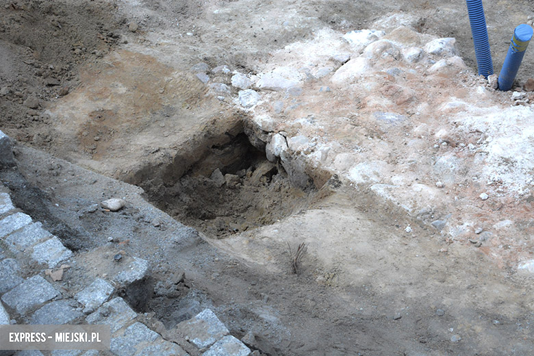 Fragmenty pręgierza na średzkim rynku