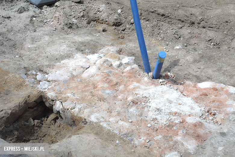 Fragmenty pręgierza na średzkim rynku