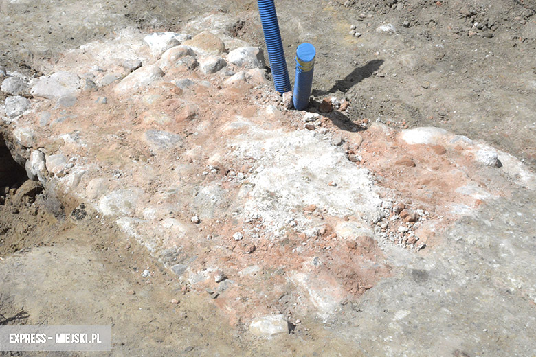 Fragmenty pręgierza na średzkim rynku