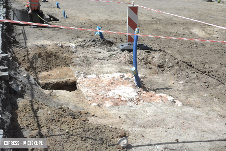 Fragmenty pręgierza na średzkim rynku