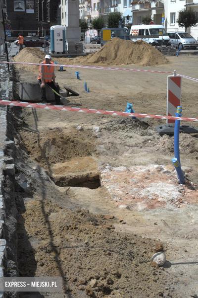 Fragmenty pręgierza na średzkim rynku