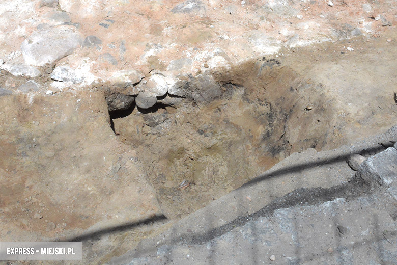 Fragmenty pręgierza na średzkim rynku