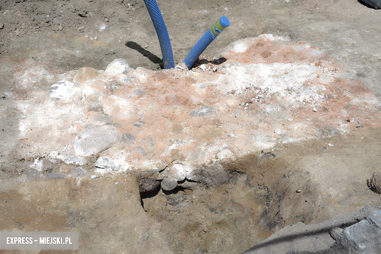 Fragmenty pręgierza na średzkim rynku