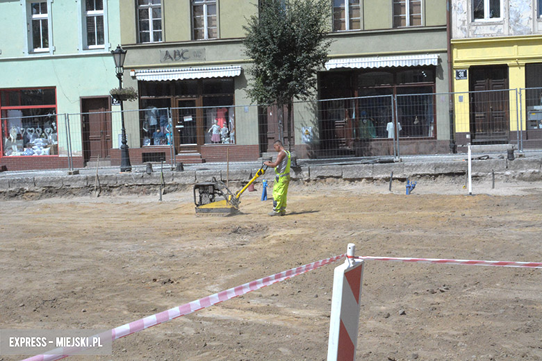 Fragmenty pręgierza na średzkim rynku