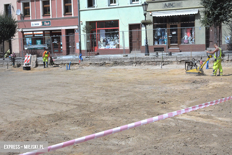 Fragmenty pręgierza na średzkim rynku