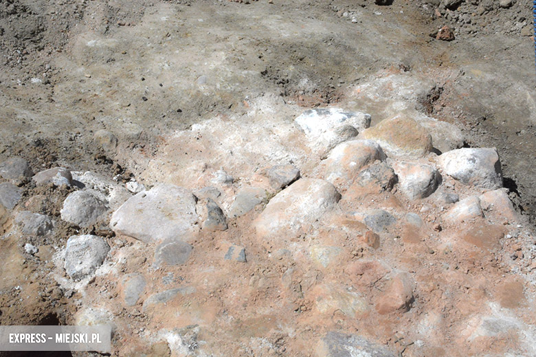 Fragmenty pręgierza na średzkim rynku