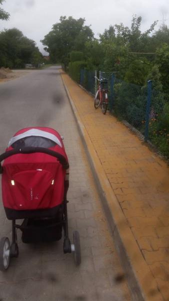 Wąski chodnik na ulicy Spółdzielczej w Środzie Śląskiej