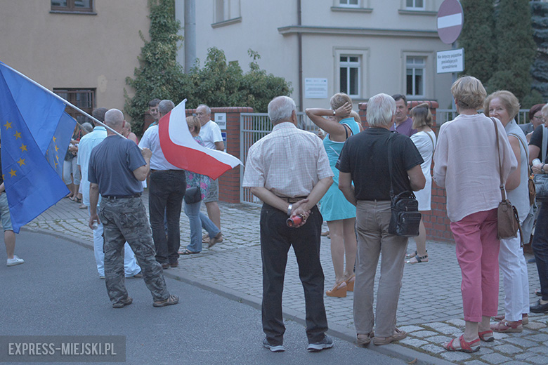 Protest przed siedzibą sądu