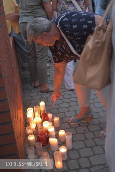 Protest przed budynkiem sądu w Środzie Śląskiej