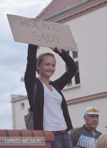 Protest przed budynkiem sądu w Środzie Śląskiej