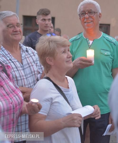 Protest przed budynkiem sądu w Środzie Śląskiej