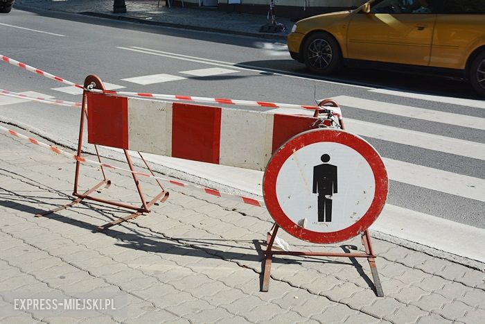 Budynek stwarza zagrożenie dla pieszych