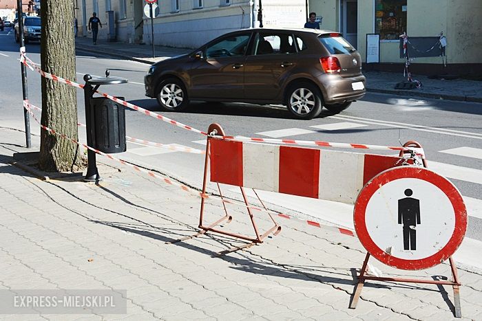 Budynek stwarza zagrożenie dla pieszych
