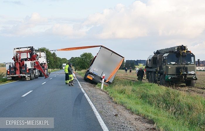 Tir wjechał do rowu
