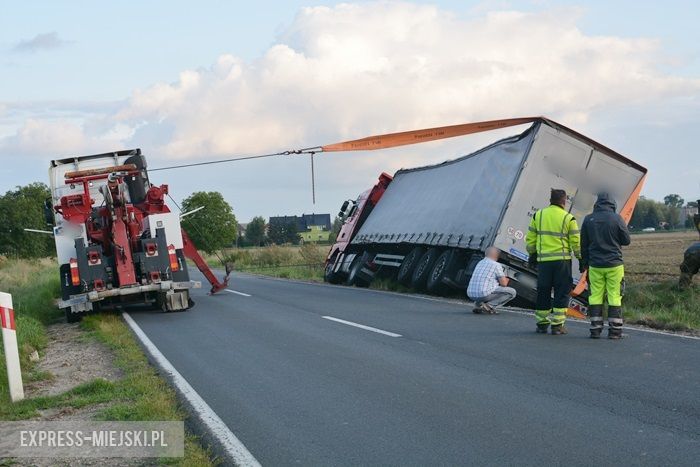 Tir wjechał do rowu