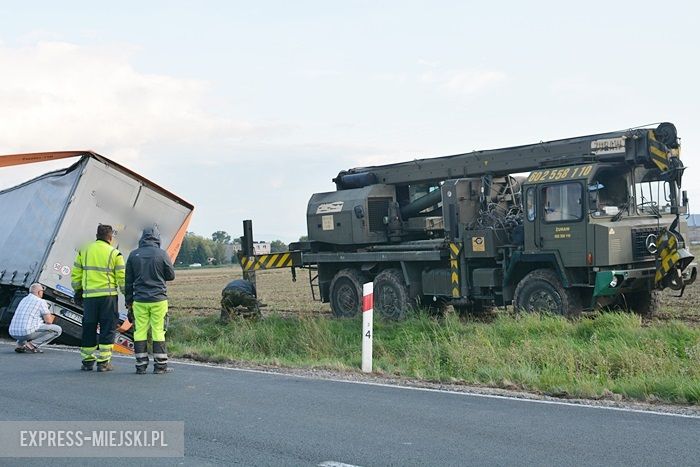 Tir wjechał do rowu