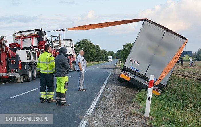 Tir wjechał do rowu