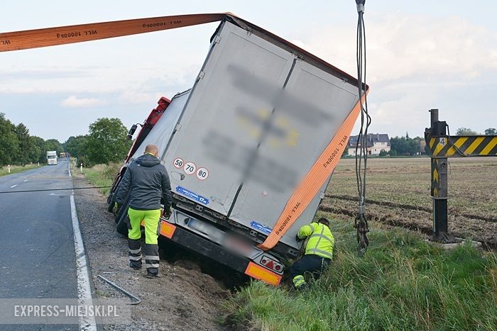 Tir wjechał do rowu